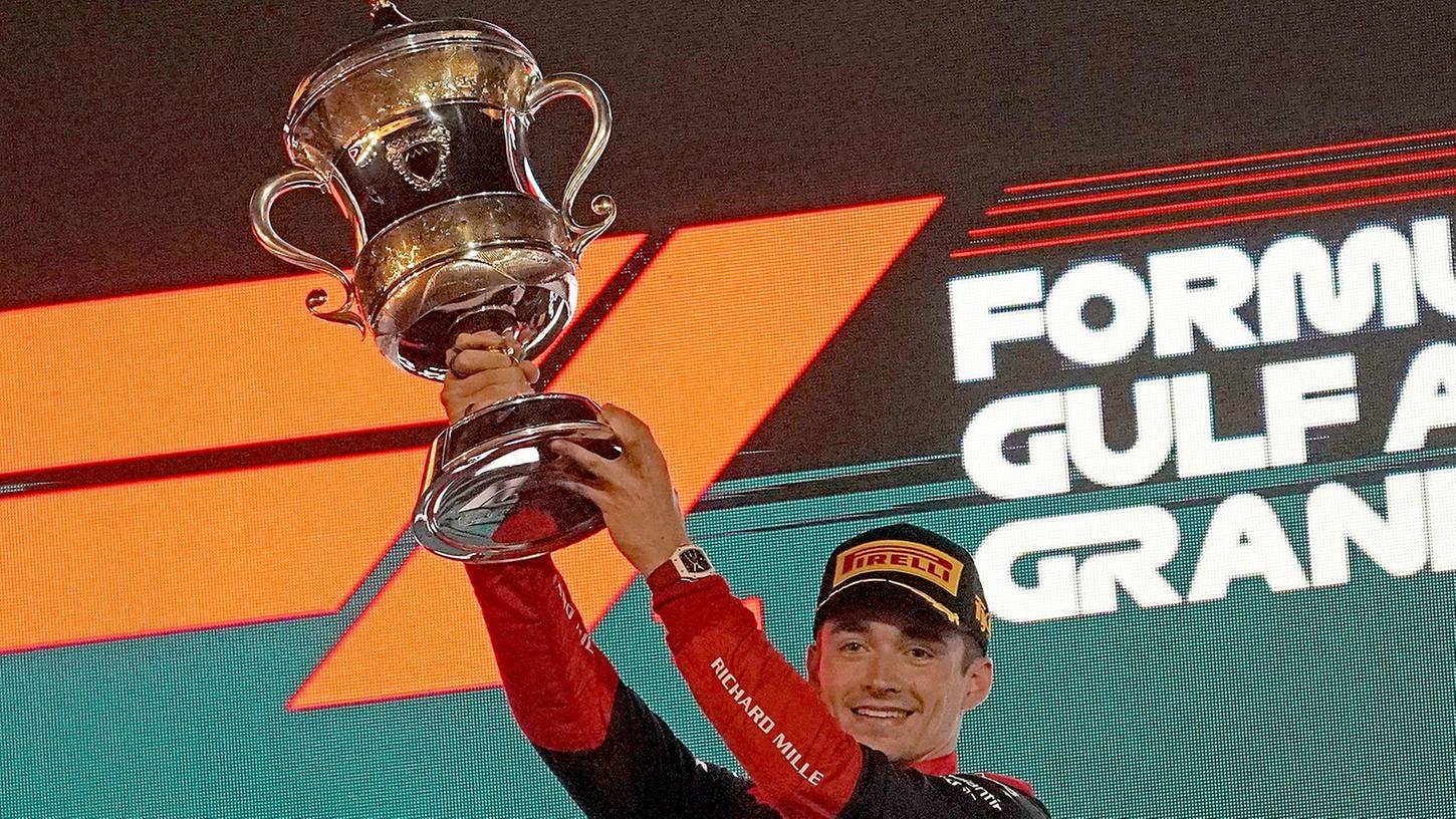 Vorjahressieger Charles Leclerc aus Monaco vom Team Ferrari mit dem Pokal.