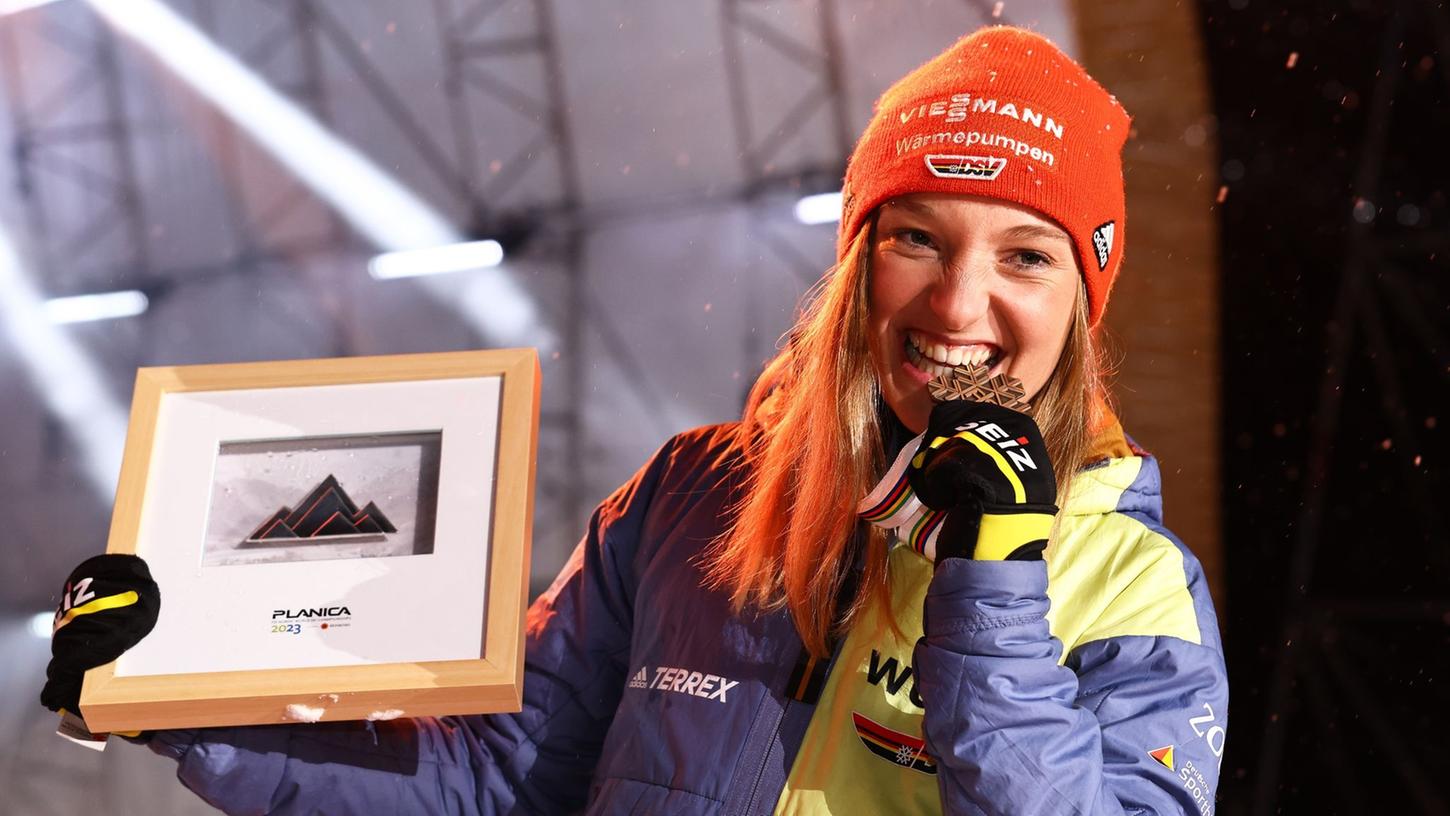 Katharina Althaus freut sich über ihre Bronzemedaille. Katharina Althaus freut sich über ihre Bronzemedaille.
