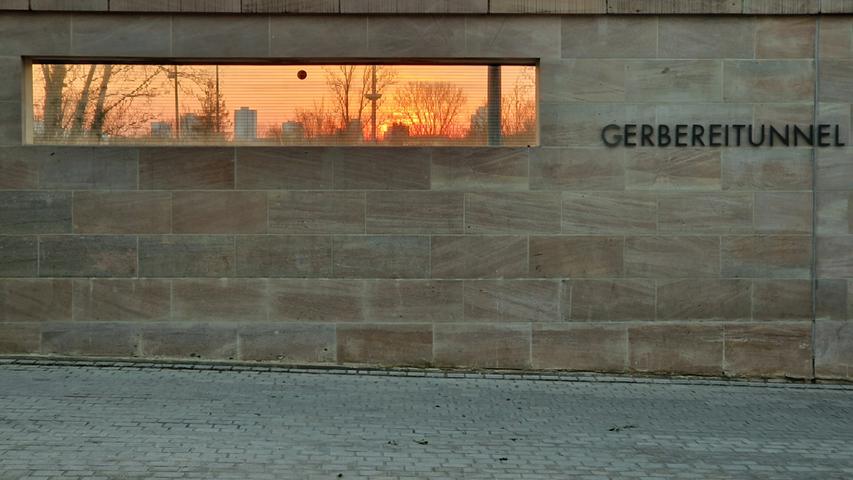 Blick auf die abendliche Skyline von Erlangen am Gerbereitunnel. Mehr Leserfotos finden Sie hier.