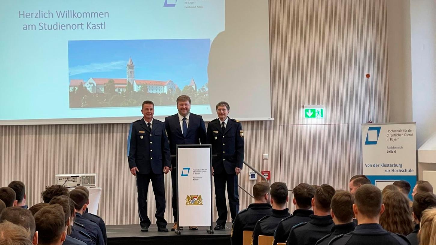  Startschuss für den Studienbetrieb in der Klosterburg Kastl: Markus Ixmeier,  Studienortsleiter Kastl,  Bürgermeister  Stefan Braun und  Ingbert Hoffmann, Präsident und Leiter des Fachbereichs Polizei der Hochschule für den öffentlichen Dienst in Bayern begrüßten die Studierenden.