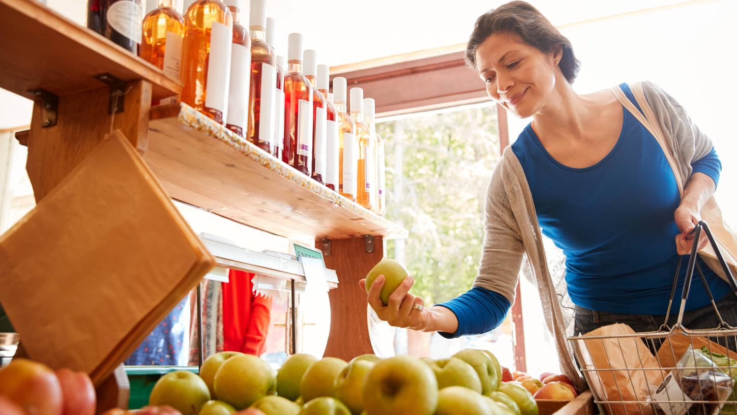 Laut der Deutschen Gesellschaft für Ernährung sollen drei Portionen Gemüse und zwei Portionen Obst täglich verzehrt werden. Was für in eine ausgewogene Ernährung noch notwendig ist, erfahren Sie in unserem Beitrag.