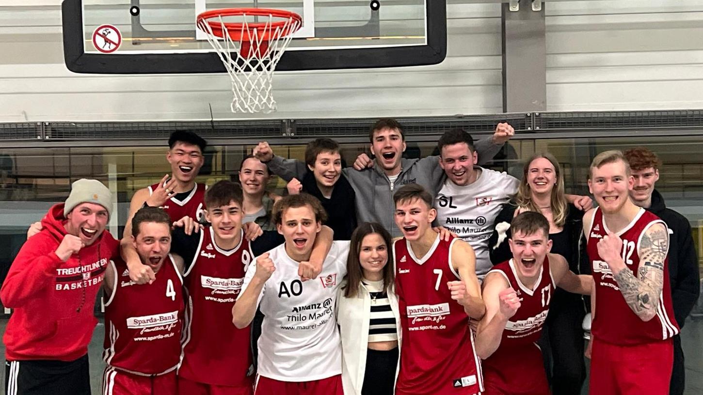 Zusammen mit den mitgereisten Fans bejubeln Treuchtlingens Basketballer in Nürnberg den Einzug ins Final-Four-Turnier im Bezirkspokal.  
