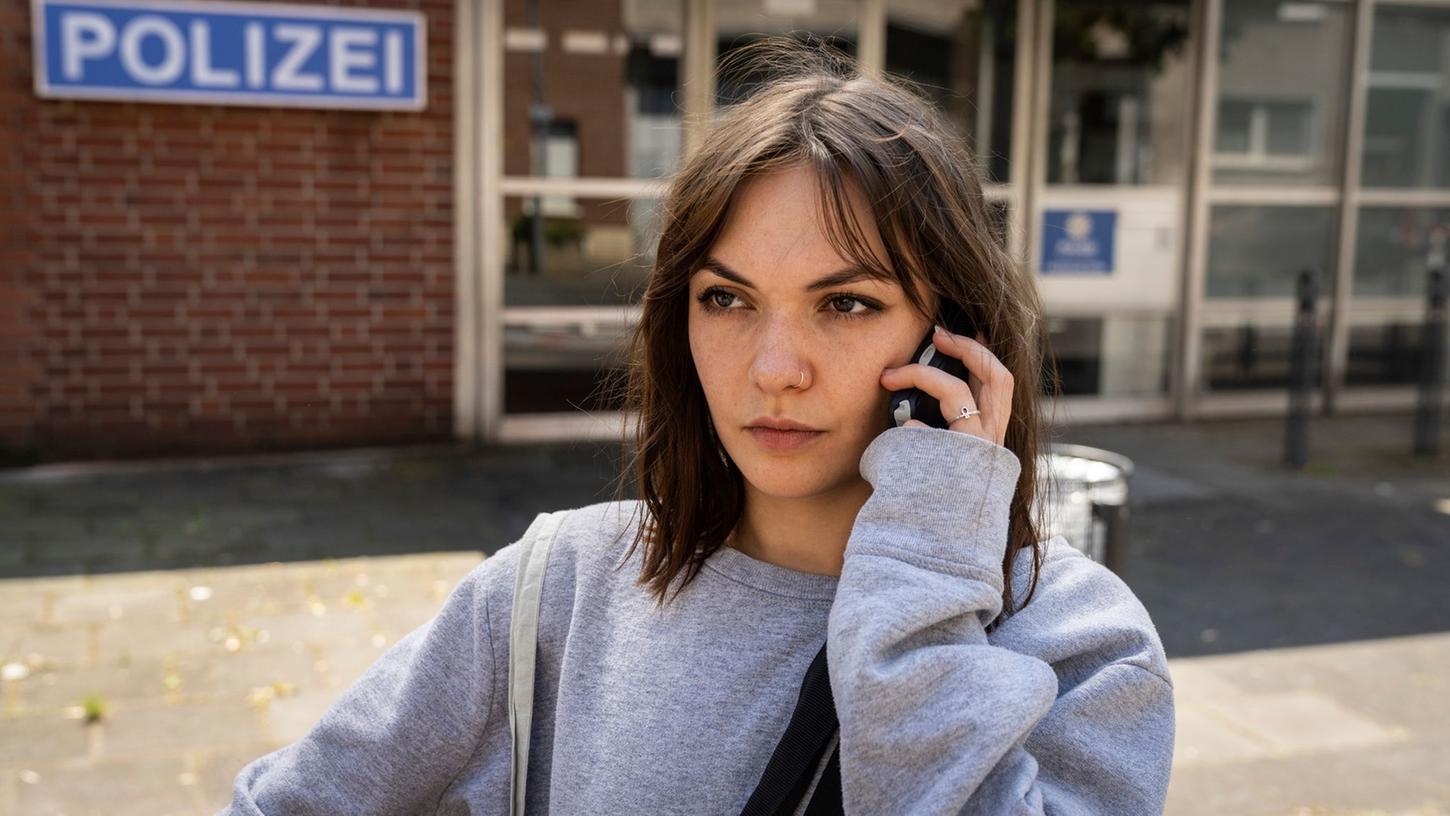 Anna (Emma Drogunova) versucht, sich einen Anwalt zu organisieren in einer Szene aus "Nichts, was uns passiert". Anna (Emma Drogunova) versucht, sich einen Anwalt zu organisieren in einer Szene aus "Nichts, was uns passiert".