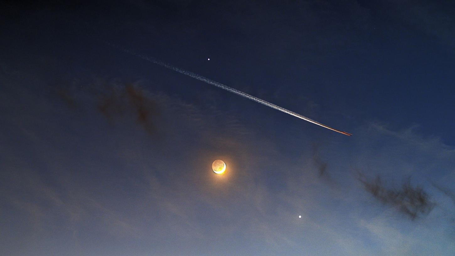 Blick auf die Planeten Venus und Jupiter am Abendhimmel. Blick auf die Planeten Venus und Jupiter am Abendhimmel.