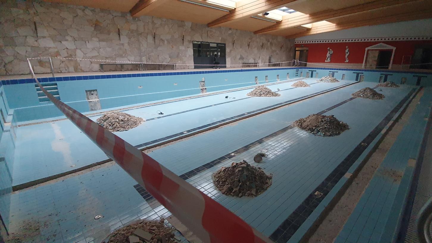 An Schwimmen ist hier nicht zu denken: Die Mogetissa-Therme wurde teilweise saniert, nun pausieren die Arbeiten, bis der Stadtrat eine neue Entscheidung getroffen hat.