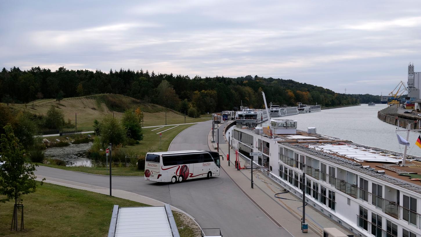 Am Quai für Flusskreuzfahrtschiffe am Nürnberger Staatshafen herrscht inzwischen wieder reger Betrieb.  