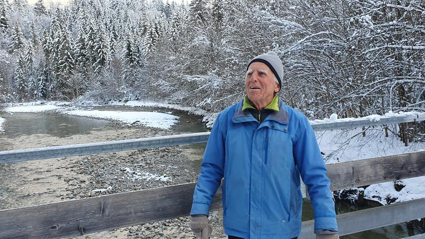 Sepp Haslberger führt auch noch mit 87 Jahren Gäste auf den Winterwanderwegen rund um Reit im Winkl.