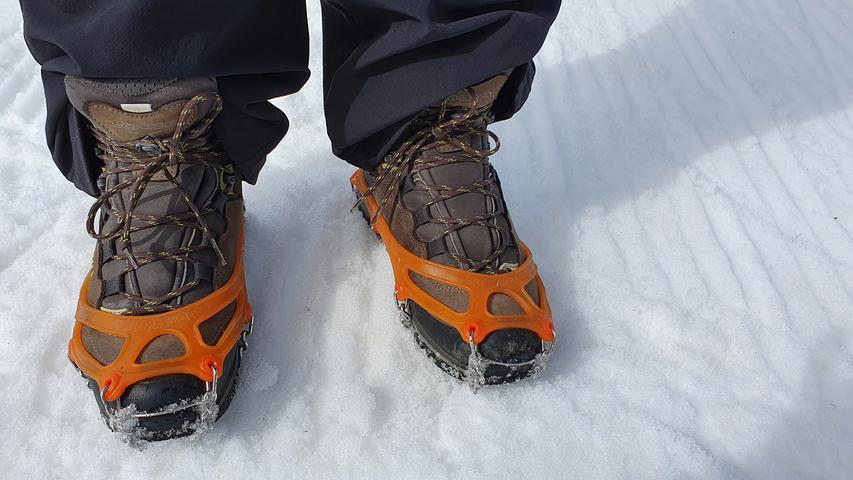 Sind bei steileren Passagen oder Eis hilfreich: Schuh-Schneeketten, die per Gummizug leicht über Wanderschuhe zu ziehen sind.