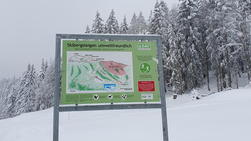 Wer abseits der Wanderwege und Loipen unterwegs ist, sollte Naturschutzregeln beachten. Auf der Hemmersuppen-Alm informieren Tafeln Schneeschuh-Wanderer über Schutzgebiete.