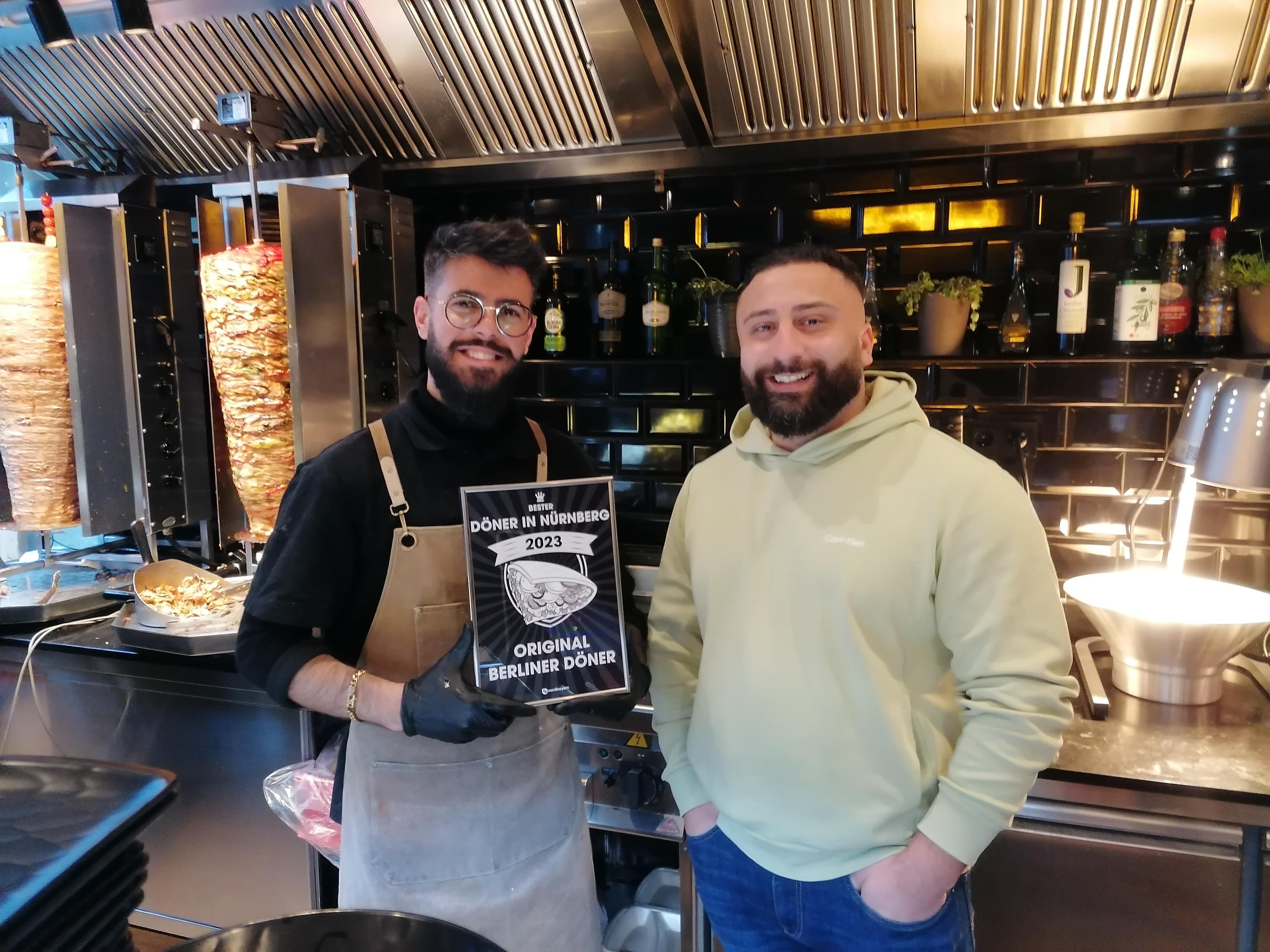 Inhaber Hivar Saeeid sagt über seinen Original Berliner Döner: "Ihn unterscheidet einfach, dass die Soßen besser schmecken, wir frische Zitrone verwenden, Cherrytomaten und frisches Fladenbrot von einem Bäcker aus Haßfurth." Der Berliner Döner findet sich in der Dürrenhofstraße 49, landet im Voting auf Platz Nummer 1 und ist unser diesjähriger Gewinner des Döner-Votings! Insgesamt stimmten 239 Userinnen und User für den Original Berliner Döner. Damit trennten ihn 40 Stimmen vom Zweitplatzierten. 