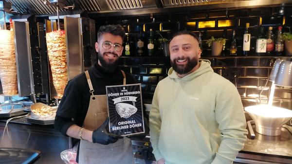 Inhaber Hivar Saeeid sagt über seinen Original Berliner Döner: "Ihn unterscheidet einfach, dass die Soßen besser schmecken, wir frische Zitrone verwenden, Cherrytomaten und frisches Fladenbrot von einem Bäcker aus Haßfurth." Der Berliner Döner findet sich in der Dürrenhofstraße 49, landet im Voting auf Platz Nummer 1 und ist unser diesjähriger Gewinner des Döner-Votings! Insgesamt stimmten 239 Userinnen und User für den Original Berliner Döner. Damit trennten ihn 40 Stimmen vom Zweitplatzierten.