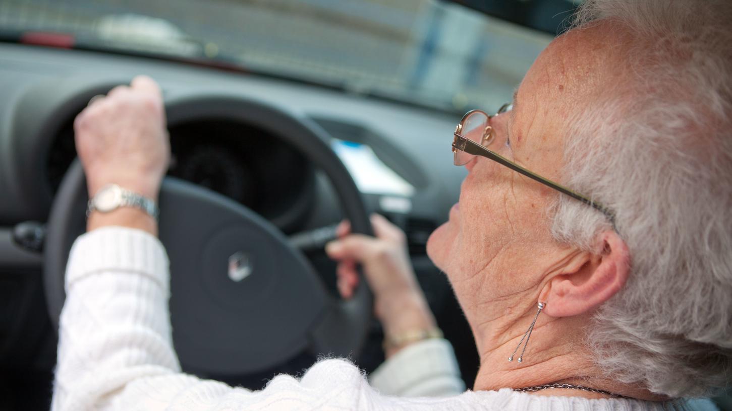 Seniorin am Steuer: Ältere Autofahrende profitieren oft von ihrer langjährigen Erfahrung.
