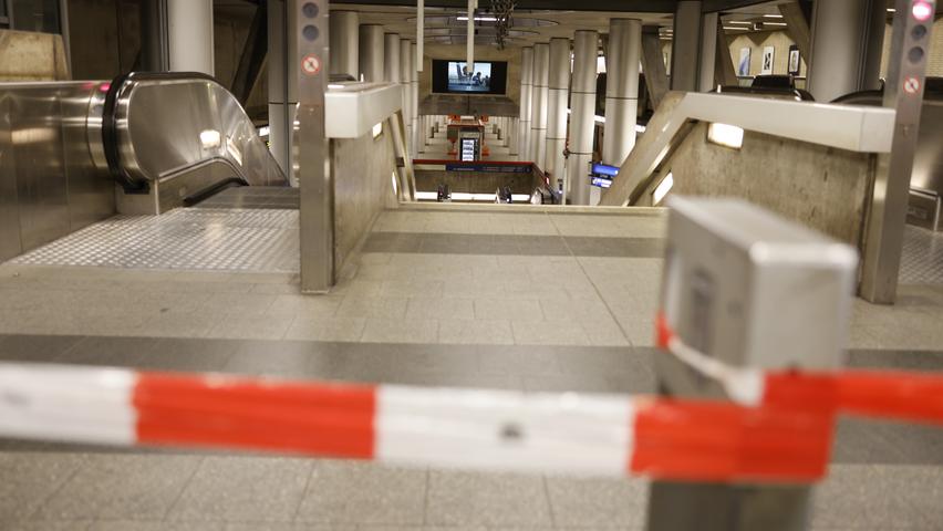 An den U-Bahn-Stationen herrschte am Morgen gespenstische Stille.