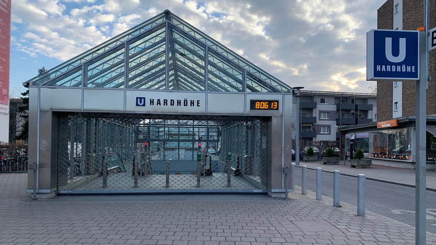 Auch die Endstation Fürth-Hardhöhe der U1 ist am Freitag verwaist. An der benachbarten Bushaltestelle ist auch nichts los, obwohl es in Fürth einen reduzierten Busfahrplan gibt.