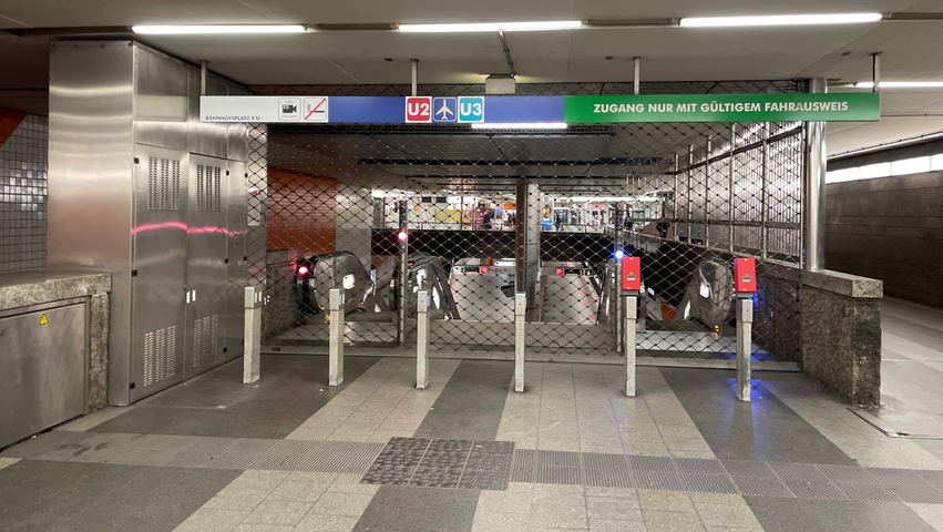 Seltener Anblick: Heruntergelassene Tore und keine Menschenseele an der U-Bahn Station am Nürnberger Hauptbahnhof.