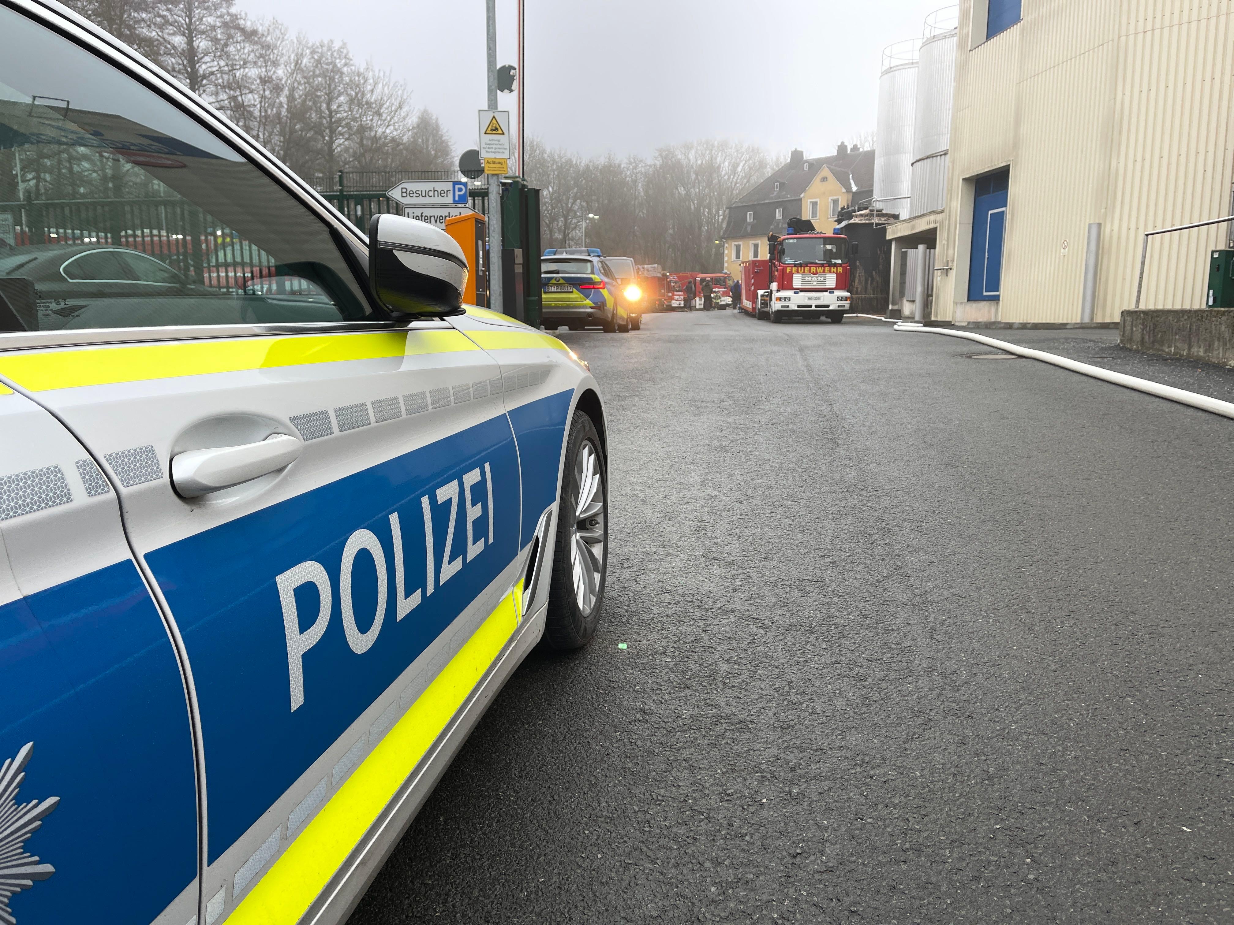 Ein Brand in einem Chemiebetrieb in Schwarzenbach an der Saale (Landkreis Hof) hat einen Gro&szlig;einsatz von Feuerwehr und Polizei ausgel&ouml;st.
