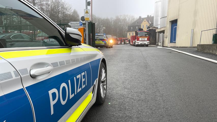 Ein Brand in einem Chemiebetrieb in Schwarzenbach an der Saale (Landkreis Hof) hat einen Großeinsatz von Feuerwehr und Polizei ausgelöst.