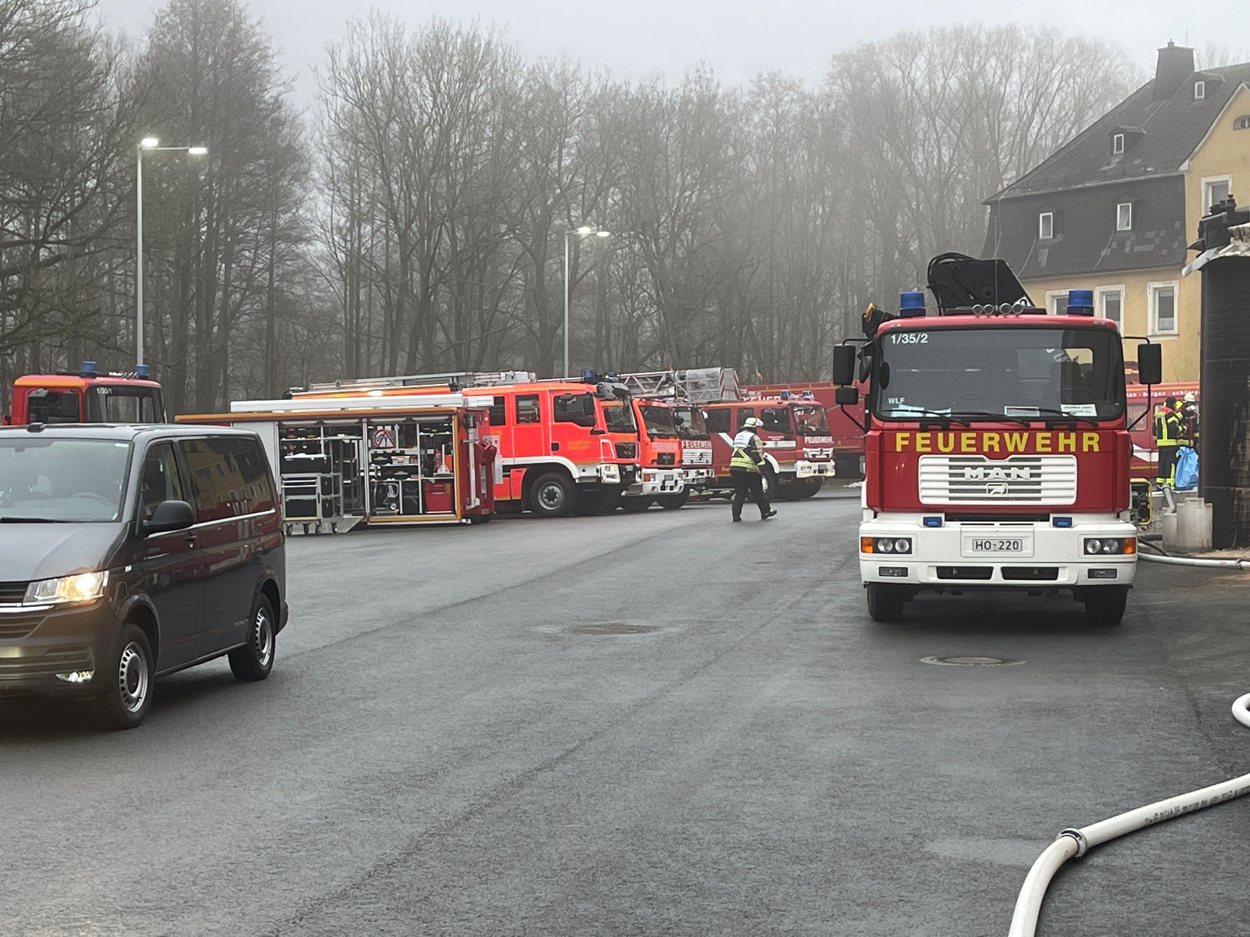 Im Bereich des Feuers befanden sich auch Container mit hochkonzentriertem Reinigungsmittel in Form von S&auml;ure und Lauge. Die Beh&auml;lter wurden durch die extreme Hitze besch&auml;digt.