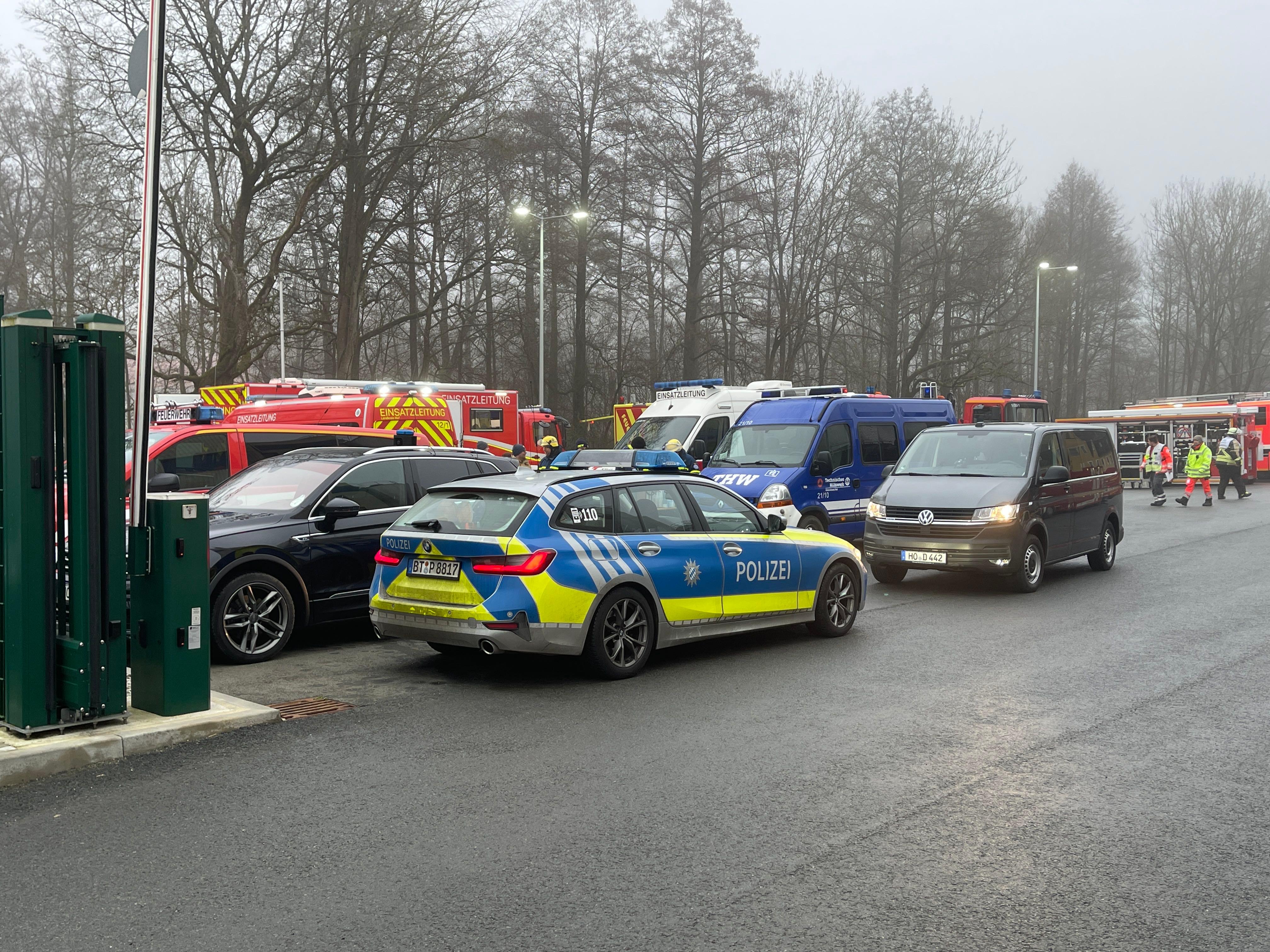 Auch ein Gefahrguttrupp der Polizei, Kr&auml;fte des THW und des Rettungsdienstes&nbsp;sowie&nbsp;Brandermittler waren im Einsatz.&nbsp;Beim Brand selbst wurde niemand verletzt,&nbsp;im Rahmen der Aufr&auml;umarbeiten verletzte sich aber ein Mitarbeiter der Feuerwehr leicht an einem gef&auml;hrlichen Konzentrat. Er kam zur vorsorglichen Untersuchung ins Krankenhaus.