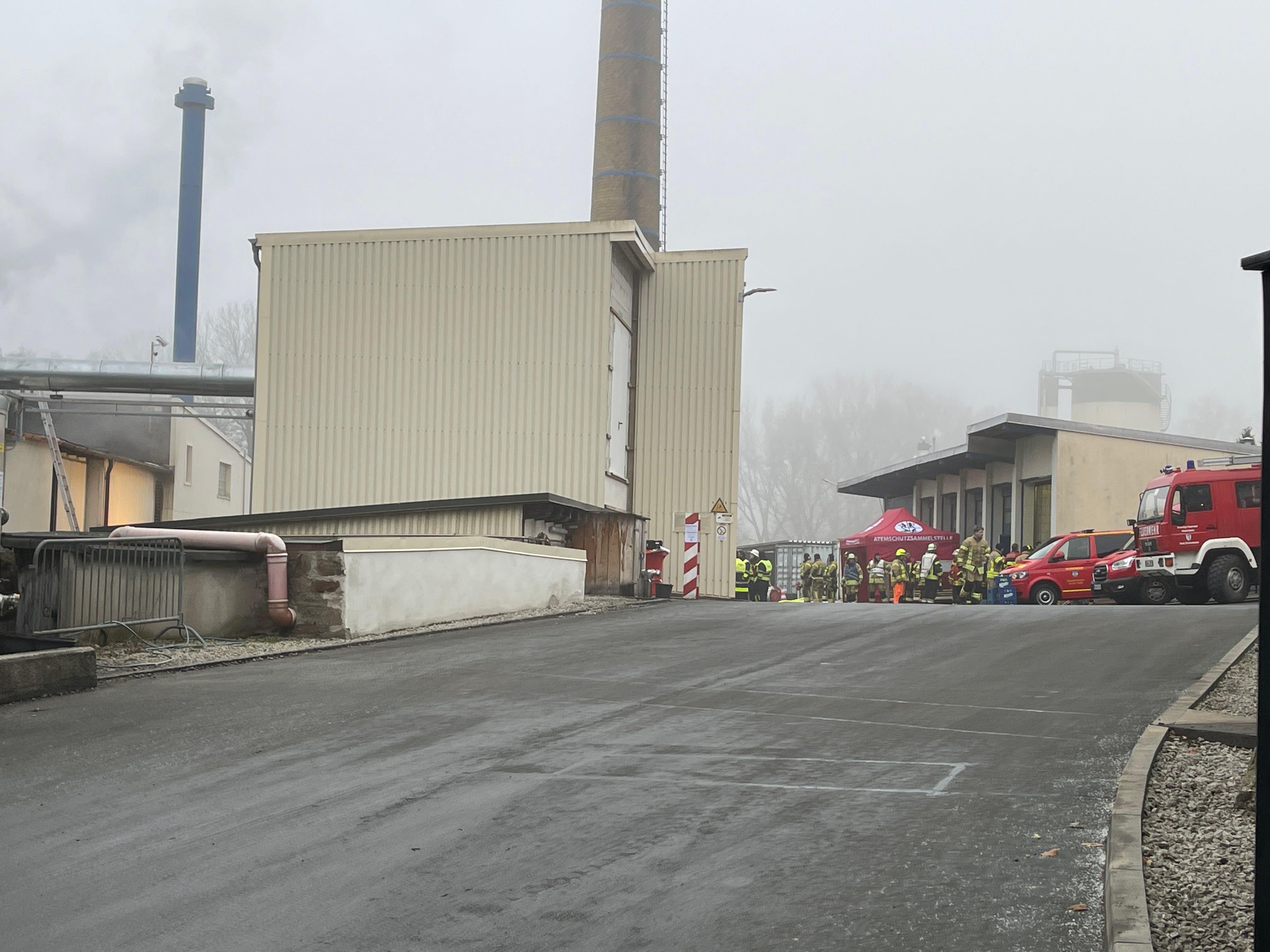Derzeit geht die Polizei davon aus, dass ein technischer Defekt den Brand verursacht haben k&ouml;nnte. Ersten Erkenntnissen zufolge l&ouml;ste wohl ein hei&szlig; gelaufenes Gebl&auml;se den Alarm aus. Die Kriminalpolizei Hof ermittelt.