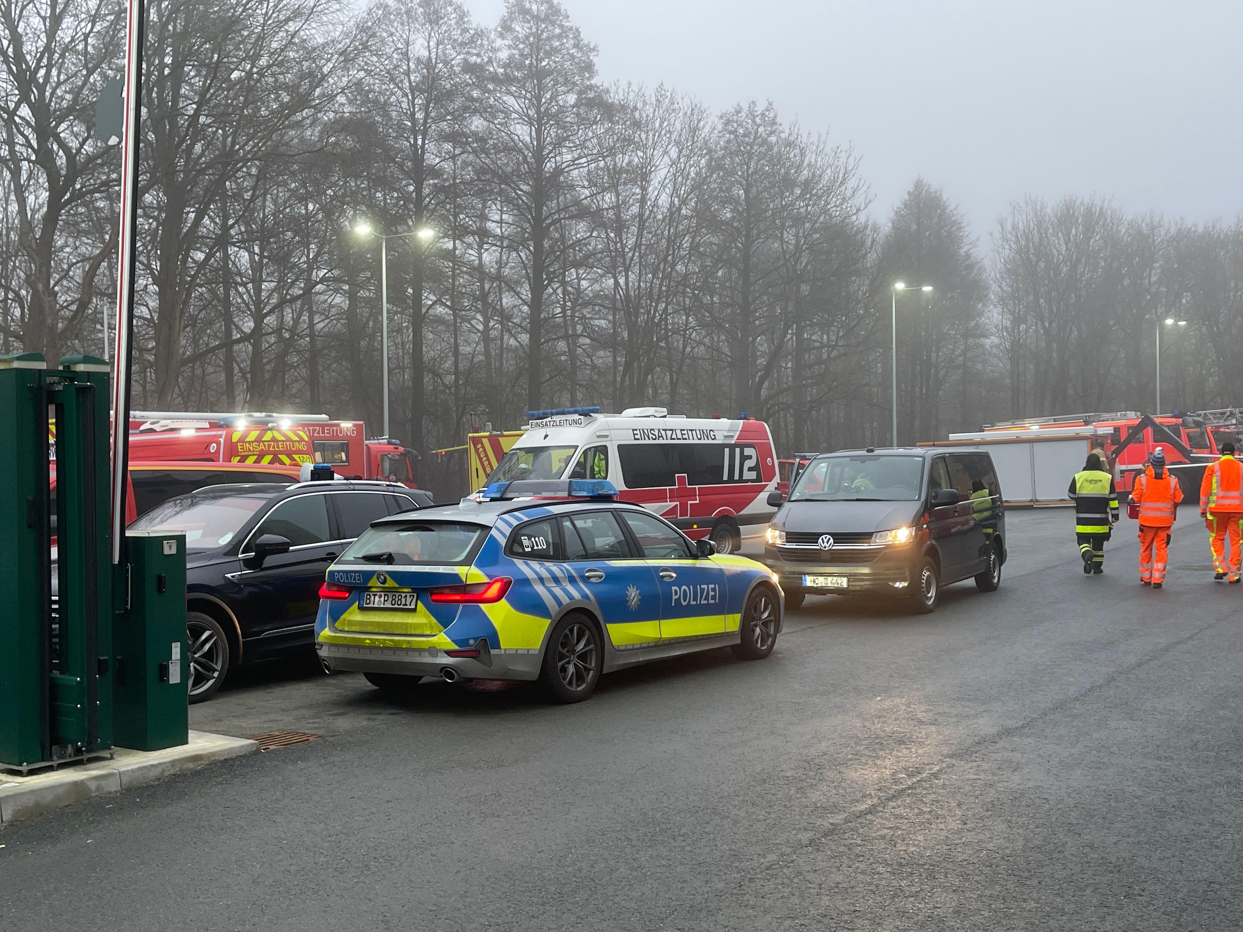 Den zahlreichen EInsatzkr&auml;ften der Feuerwehr machten einerseits die un&uuml;bersichtliche Lage zu schaffen, andererseits die Tatsache, dass sich das Feuer auch auf weitere Bereiche des Geb&auml;udes ausbreitete, in denen ebenfalls Chemikalien untergebracht sind. Dennoch bestand f&uuml;r die Umwelt zu keinem Zeitpunkt Gefahr.