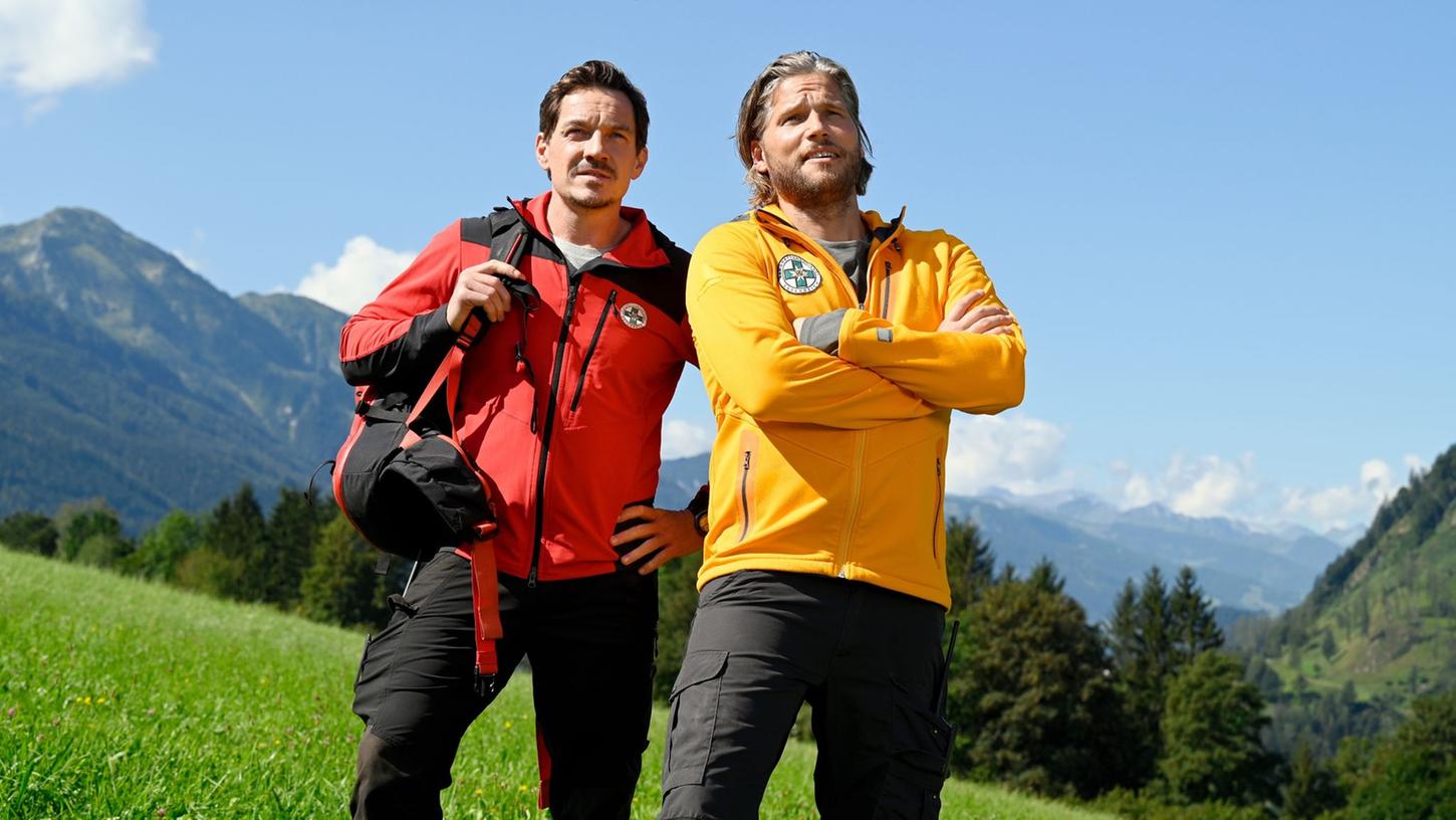 Für Tobi (Markus Brandl, l) und Markus (Sebastian Ströbel, r) steht ein ganz besonderer Einsatz bevor in einer Szene aus "Die Bergretter".