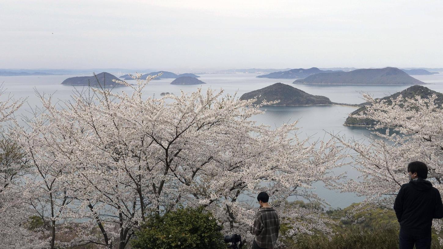 Der Blick vom Berg Shiude auf Inseln vor Japan. Der Blick vom Berg Shiude auf Inseln vor Japan.