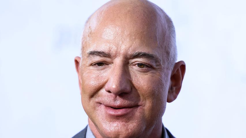 Der Onlineversandhändler Amazon, den Jeff Bezos selbst gründete, machte den US-Amerikaner zu einem der reichsten Menschen der Welt. Er verfügt über ein Vermögen von 117 Milliarden Dollar. 
