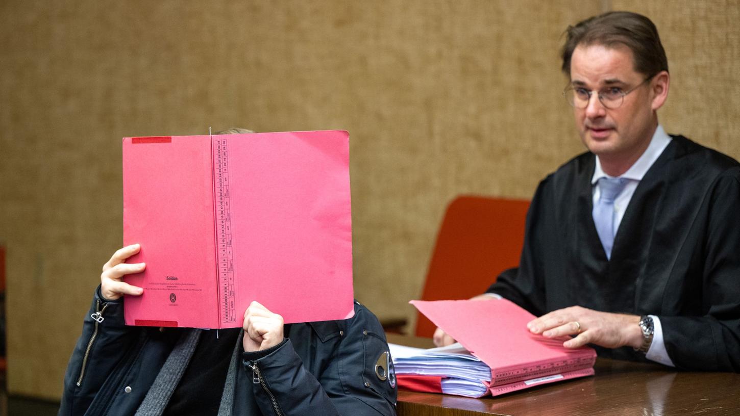 Der Angeklagte (l) im Prozess um einen tödlichen Raserunfall sitzt im Gerichtssaal des Amtsgerichts vor seinem Rechtsanwalt Florian Schmidtke.