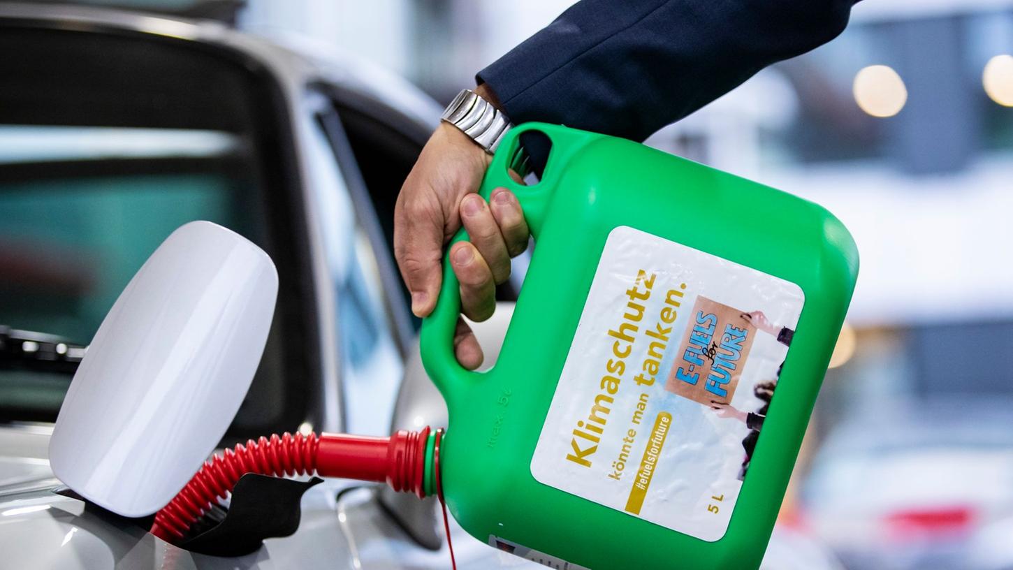 "Klimaschutz könnte man Tanken - E-Fuels for Future": Ein Auto wird mit einem Kanister mit E-Fuel betankt.
