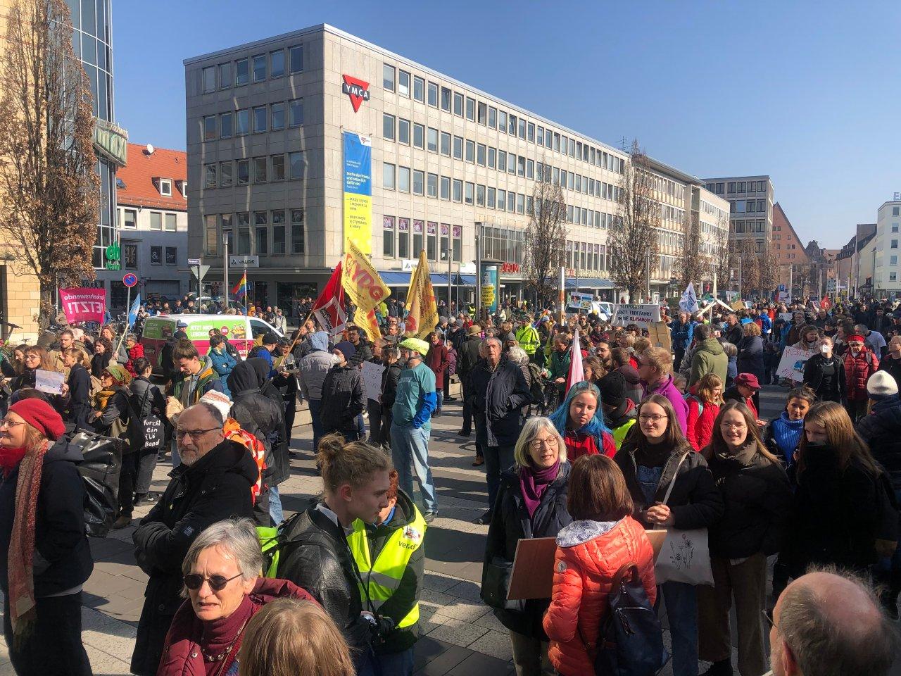"Heute ist kein Schul- oder Arbeitstag, heute ist Klimatag“ heißt es seit 12 Uhr am Kornmarkt - der globale Klimastreik läuft. "Heute ist kein Schul- oder Arbeitstag, heute ist Klimatag“ heißt es seit 12 Uhr am Kornmarkt - der globale Klimastreik läuft.