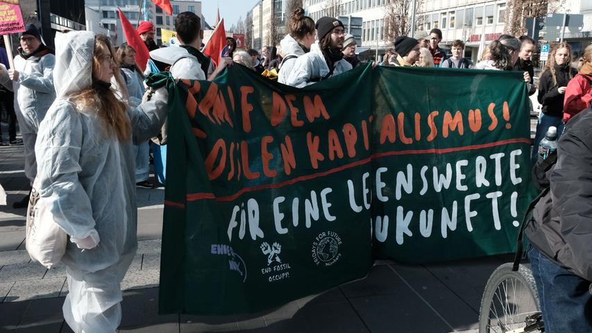Gemeinsam mit Verdi ging auch die Klimaschutzbewegung Friday for Future in Nürnberg auf die Straße.