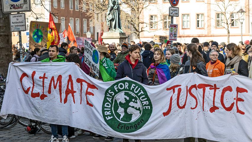 Nicht nur in Nürnberg, auch in Erlangen gingen überwiegend junge Menschen für mehr Klimaschutz auf die Straße.