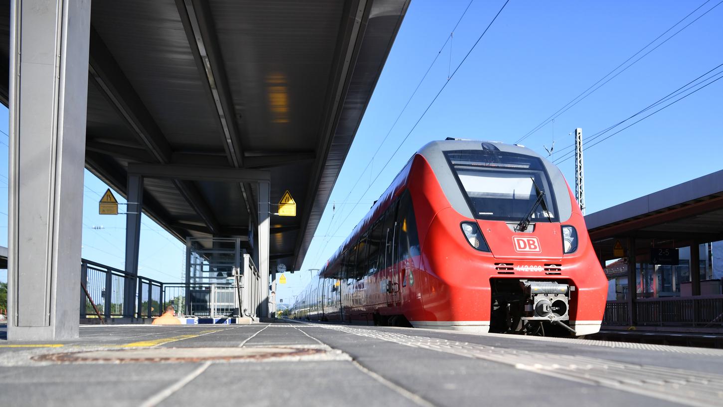Achtung. S-Bahn-Reisende: Wegen Bauarbeiten auf der Strecke fallen einige Verbindungen zwischen Neumarkt und Nürnberg aus. 
