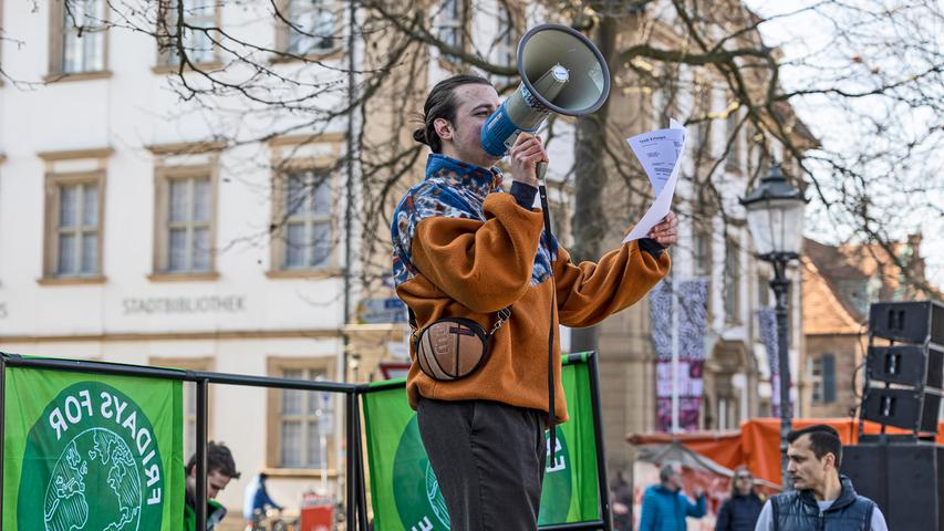 Christian Lange, Versammlungsleiter des Globalen Klimastreiks in Erlangen, erklärt den Versammlungsteilnehmern, worum es bei der neuesten Auflage des "Fridays For Future"-Klimastreiks geht.