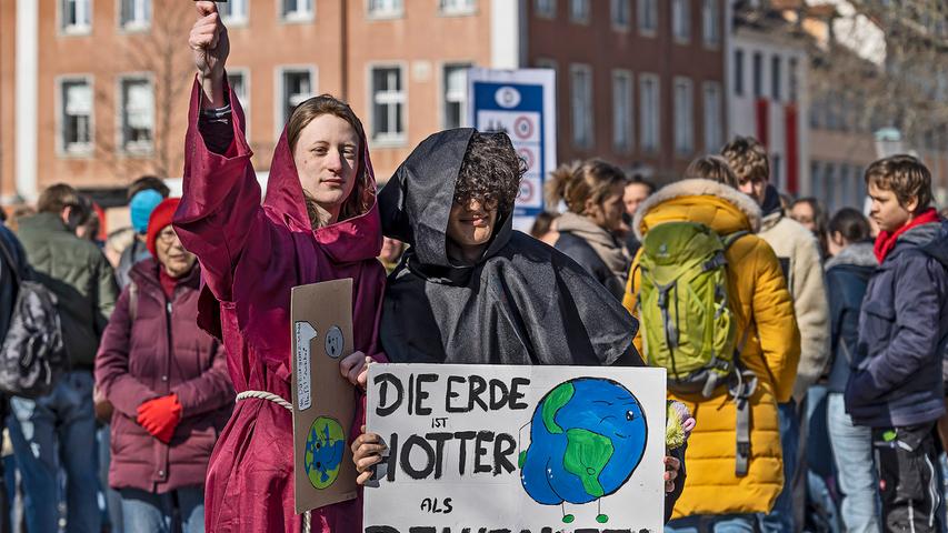 Priester und Sensenmann: Zum Klimastreik gehört auch eine Portion Ironie mit ernstem Hintergrund.