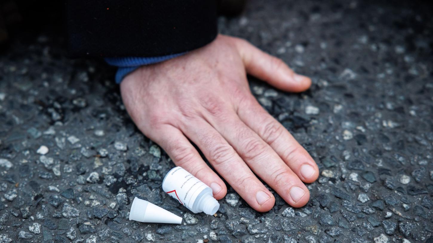 Klimaaktivisten haben sich in Städten zuletzt immer wieder an die Straße geklebt. Klimaaktivisten haben sich in Städten zuletzt immer wieder an die Straße geklebt.