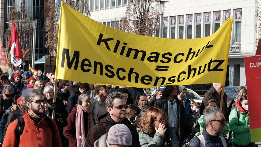 Nicht nur der ÖPNV streikte in der Region. Parallel dazu gibt es am Freitag in mehr als 30 bayerischen Städten Demonstrationen von Fridays for Future - unter anderem auch in Nürnberg und Erlangen mit hunderten Demonstrierenden.