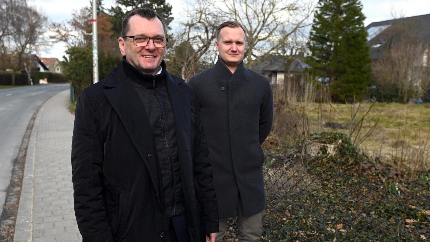 Bürgermeister Bernd Zimmermann (links) und Bauamtsleiter Daniel Lauterbach wollen mit dem Gemeinderat zusammen die Voraussetzungen schaffen, dass in Obermichelbach mehr gebaut werden kann.