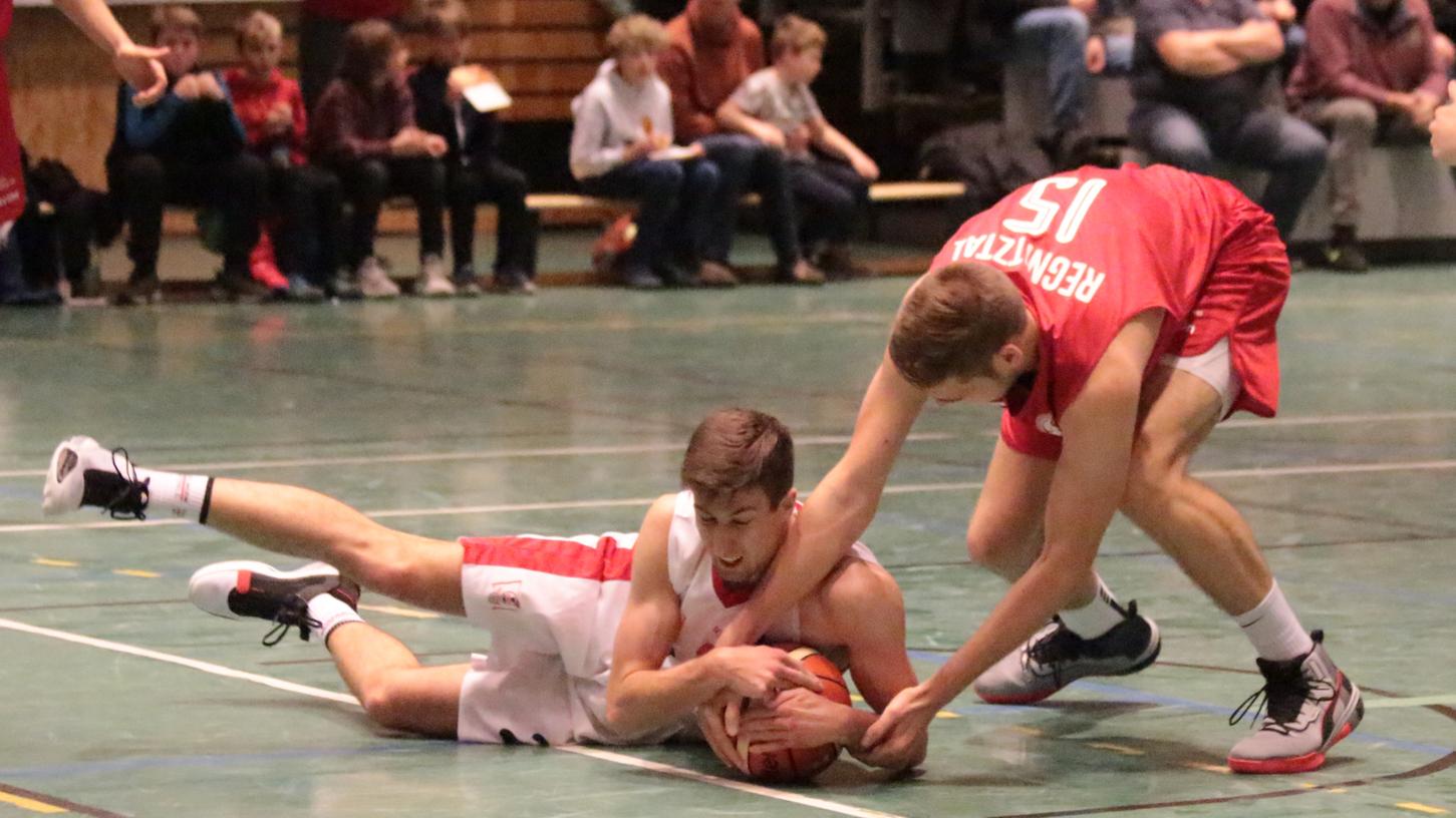 Das letzte Duell zwischen den VfL-Baskets (am Boden Moritz Rettner) und Regnitztal fand noch vor Corona im November 2019 und damals noch in der Senefelder-Halle in Treuchtlingen statt. Am heutigen Samstag gibt es nun ein Wiedersehen in Strullendorf. Das letzte Duell zwischen den VfL-Baskets (am Boden Moritz Rettner) und Regnitztal fand noch vor Corona im November 2019 und damals noch in der Senefelder-Halle in Treuchtlingen statt. Am heutigen Samstag gibt es nun ein Wiedersehen in Strullendorf.