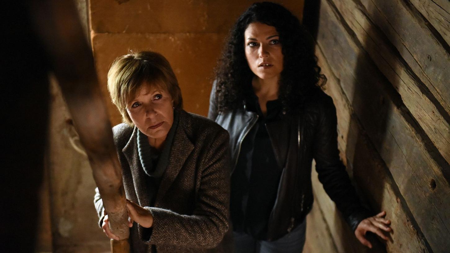 Kommissarin Lucas (Ulrike Kriener, l.) und ihre Kollegin Betty Sedlacek (Claudia Kottal, r.) machen bald einen grausigen Fund. Kommissarin Lucas (Ulrike Kriener, l.) und ihre Kollegin Betty Sedlacek (Claudia Kottal, r.) machen bald einen grausigen Fund.