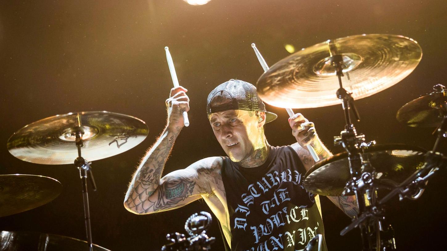 Zu heftig getrommelt: Drummer Travis Barker von Blink-182 musste am Finger operiert werden.