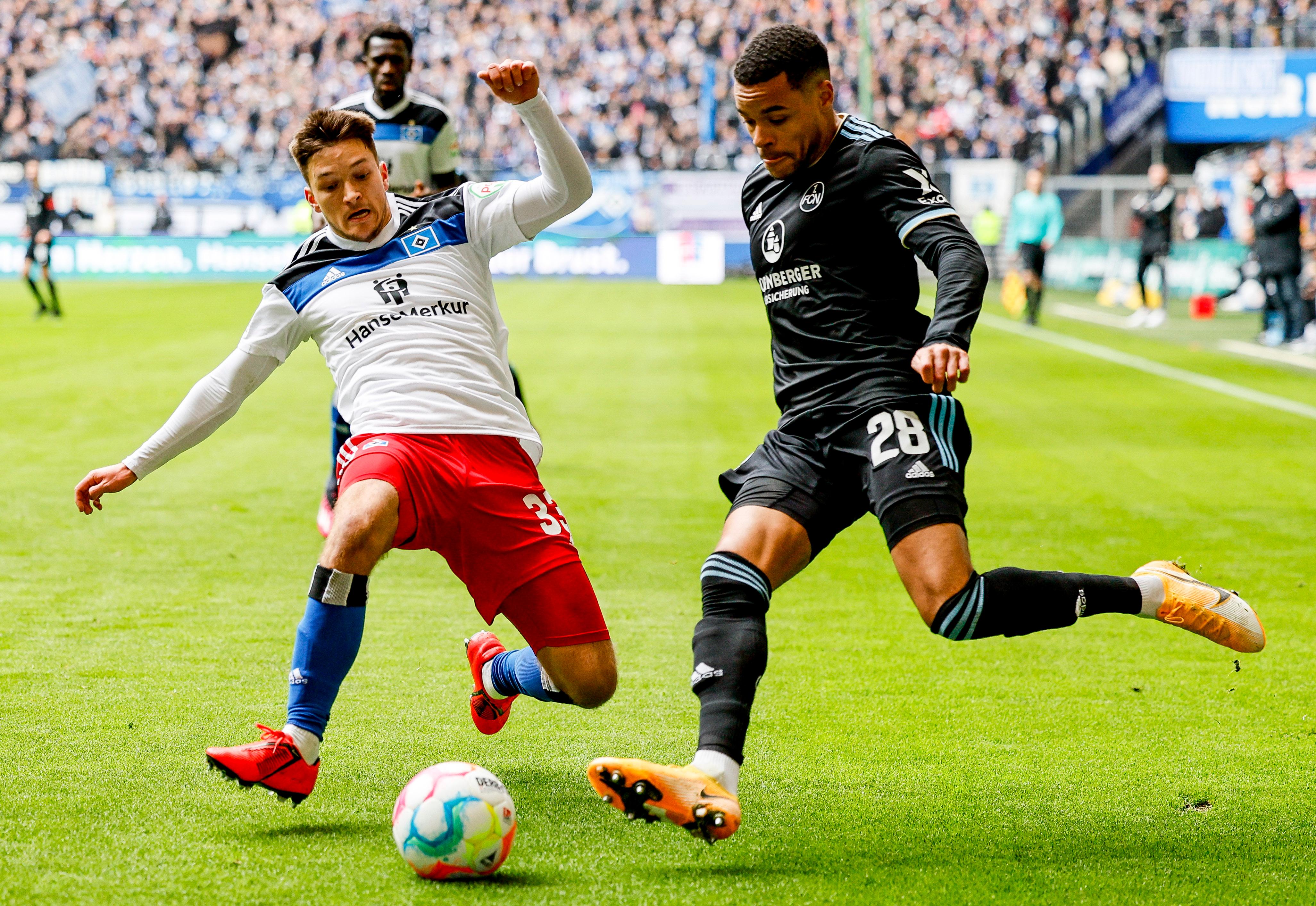 Nürnberg will schnell antworten. Gyamerah versucht es zwei Minuten später von der linken Strafraumseite mit einem Schuss auf das kurze Eck, trifft aber nur das Außennetz.