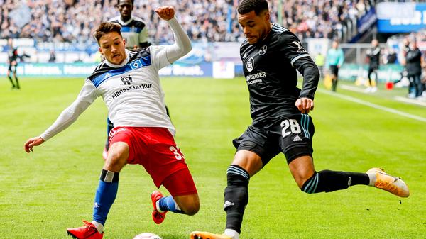 Nürnberg will schnell antworten. Gyamerah versucht es zwei Minuten später von der linken Strafraumseite mit einem Schuss auf das kurze Eck, trifft aber nur das Außennetz.