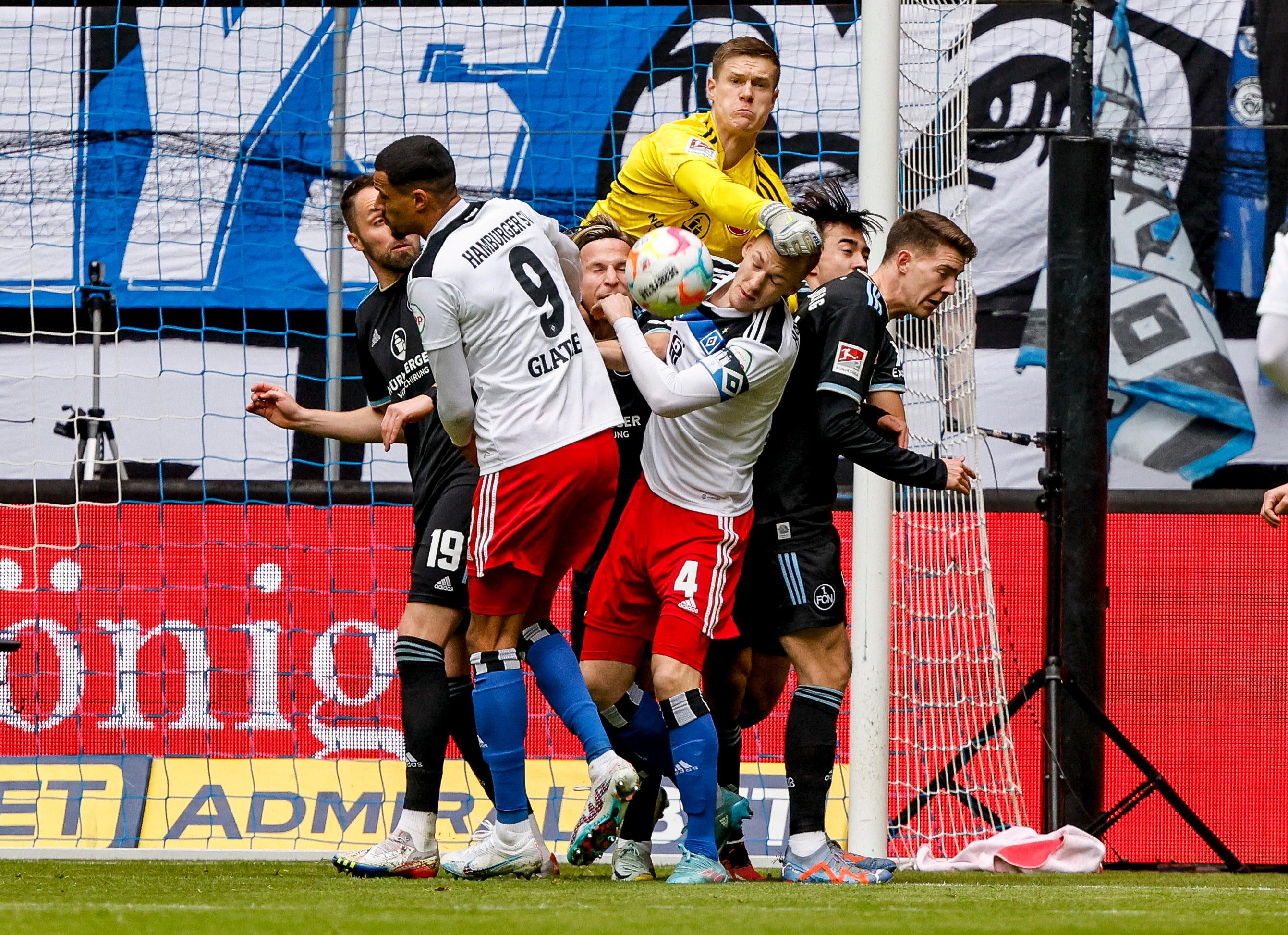 Den ersten Spannungsmoment gab es in der sechsten Minute. Nach einer Ecke faustet Vindahl den Ball direkt vor die Füße von Katterbach. Der haut aus 20 Metern einfach mal drauf und katapultiert den Ball rechts am Tor vorbei.