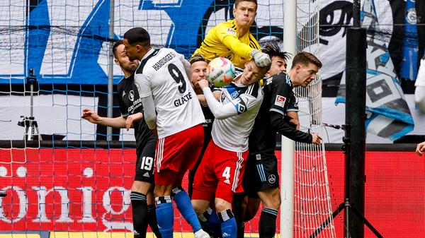 Den ersten Spannungsmoment gab es in der sechsten Minute. Nach einer Ecke faustet Vindahl den Ball direkt vor die Füße von Katterbach. Der haut aus 20 Metern einfach mal drauf und katapultiert den Ball rechts am Tor vorbei.