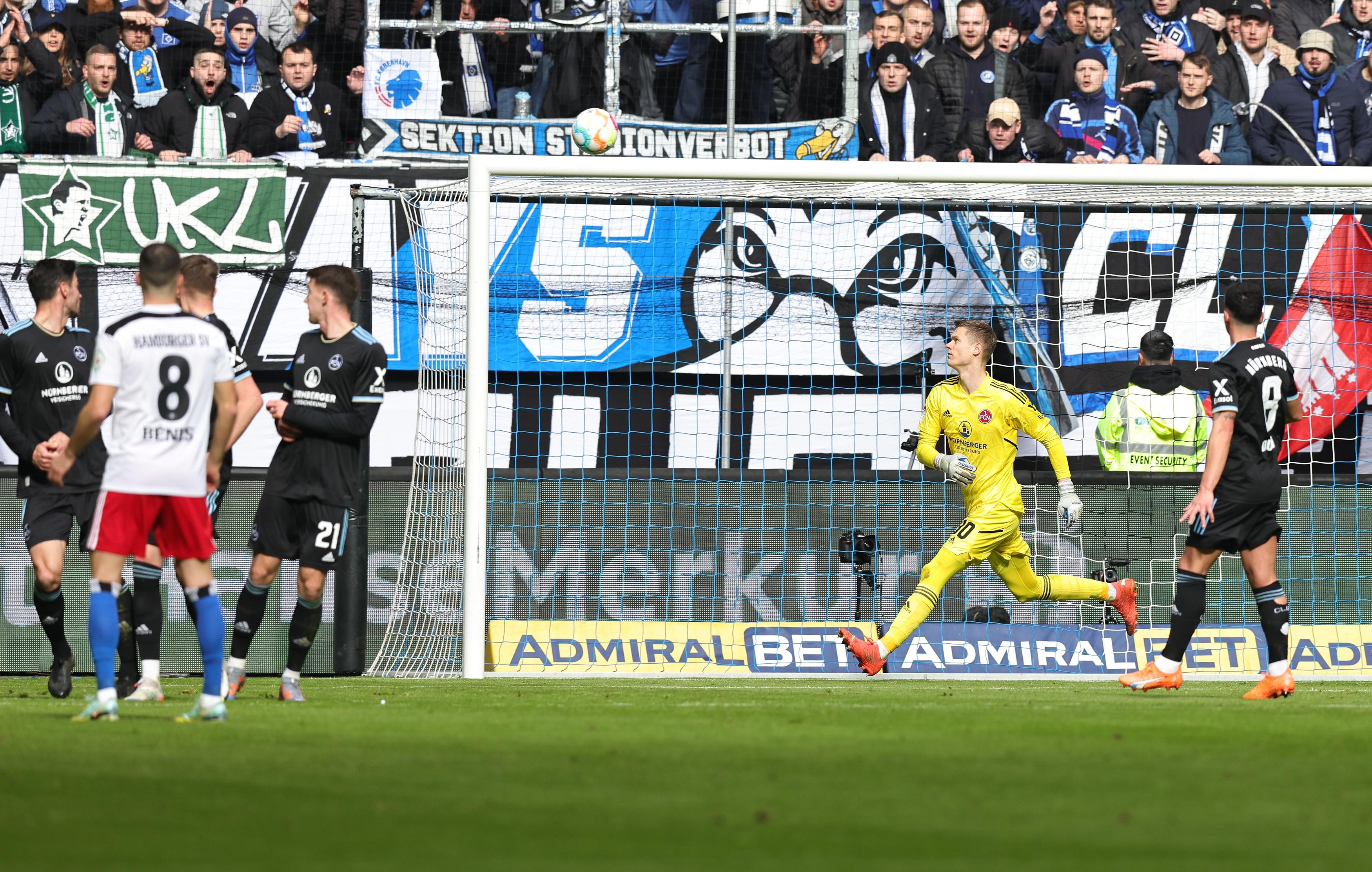 Der HSV geht in der 19. Spielminute in Führung. Dompé tritt für den Freistoß aus etwa 23 Metern an und zimmert den Ball mit einem herrlichen Schuss ins Netz. Vindahl wirkt dabei leicht überrascht. Der Schuss war einfach zu perfekt platziert.
