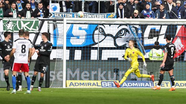 Der HSV geht in der 19. Spielminute in Führung. Dompé tritt für den Freistoß aus etwa 23 Metern an und zimmert den Ball mit einem herrlichen Schuss ins Netz. Vindahl wirkt dabei leicht überrascht. Der Schuss war einfach zu perfekt platziert.
