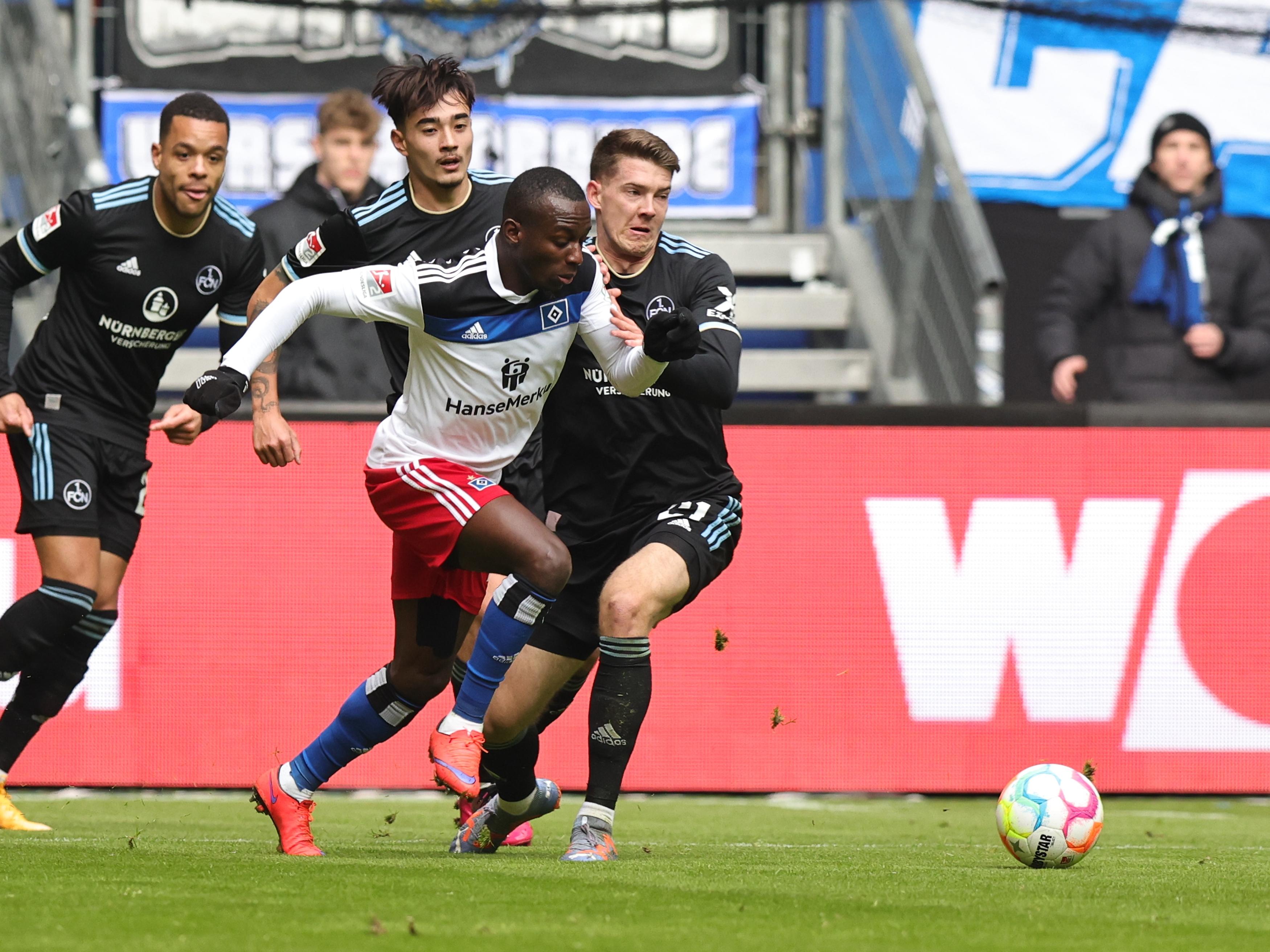 Nach etwa einer halben Stunde Spielzeit konnte sich der Club noch nicht so recht vom Gegentreffer erholen und steht unter starkem Druck durch die Hamburger. Nürnberg hält diesem jedoch stand und arbeitet gut dagegen, ist allerdings zu unpräzise.