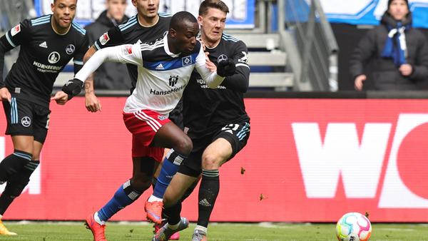 Nach etwa einer halben Stunde Spielzeit konnte sich der Club noch nicht so recht vom Gegentreffer erholen und steht unter starkem Druck durch die Hamburger. Nürnberg hält diesem jedoch stand und arbeitet gut dagegen, ist allerdings zu unpräzise.